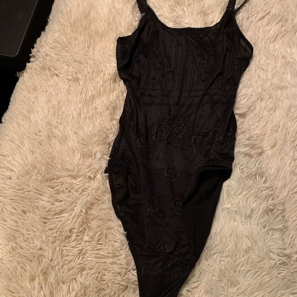 Amazon shape ware body suit. NWOT w flower lacy pattern 3XL
